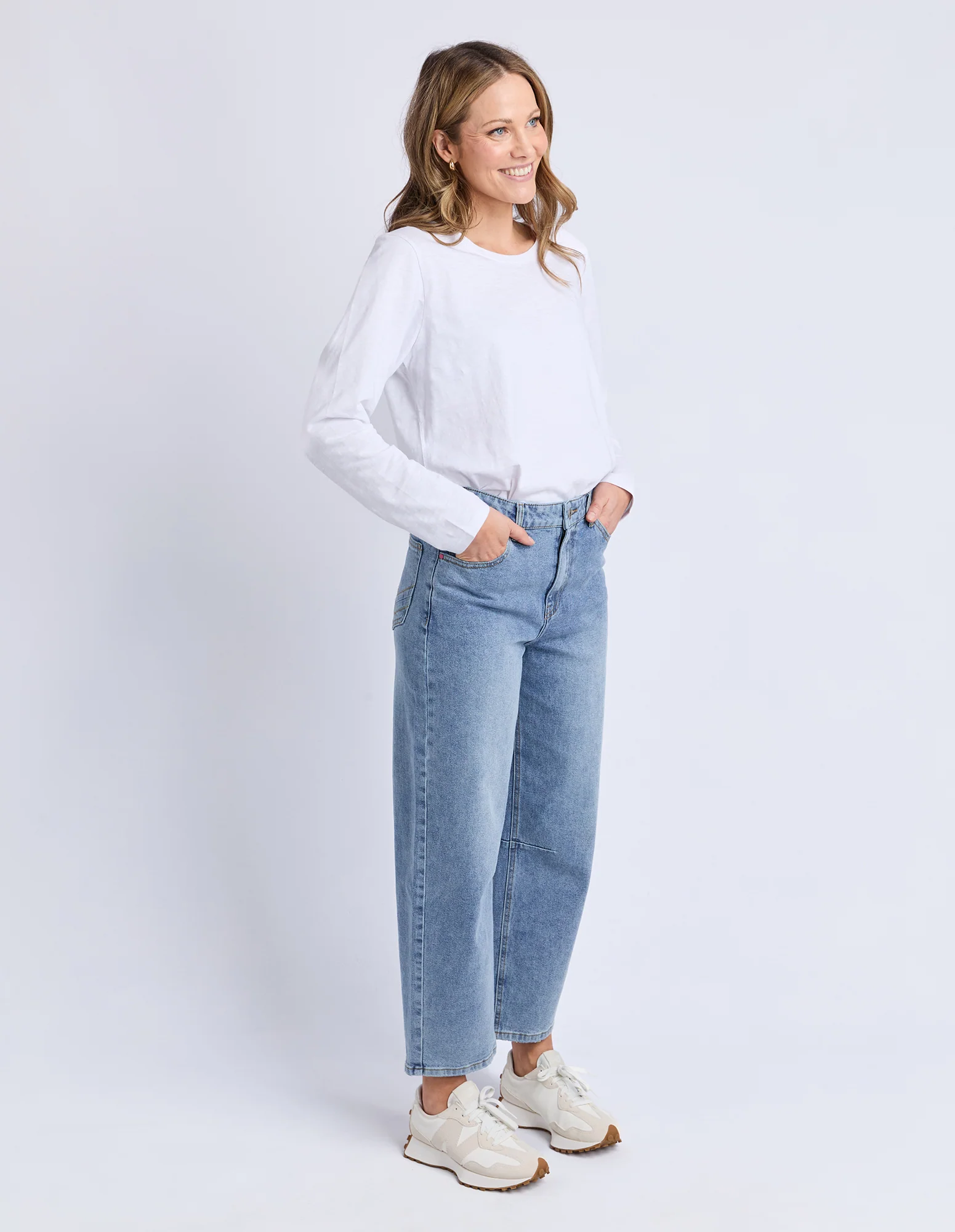 Bessie Barrel Leg Jean Mid Blue Wash - Image 6