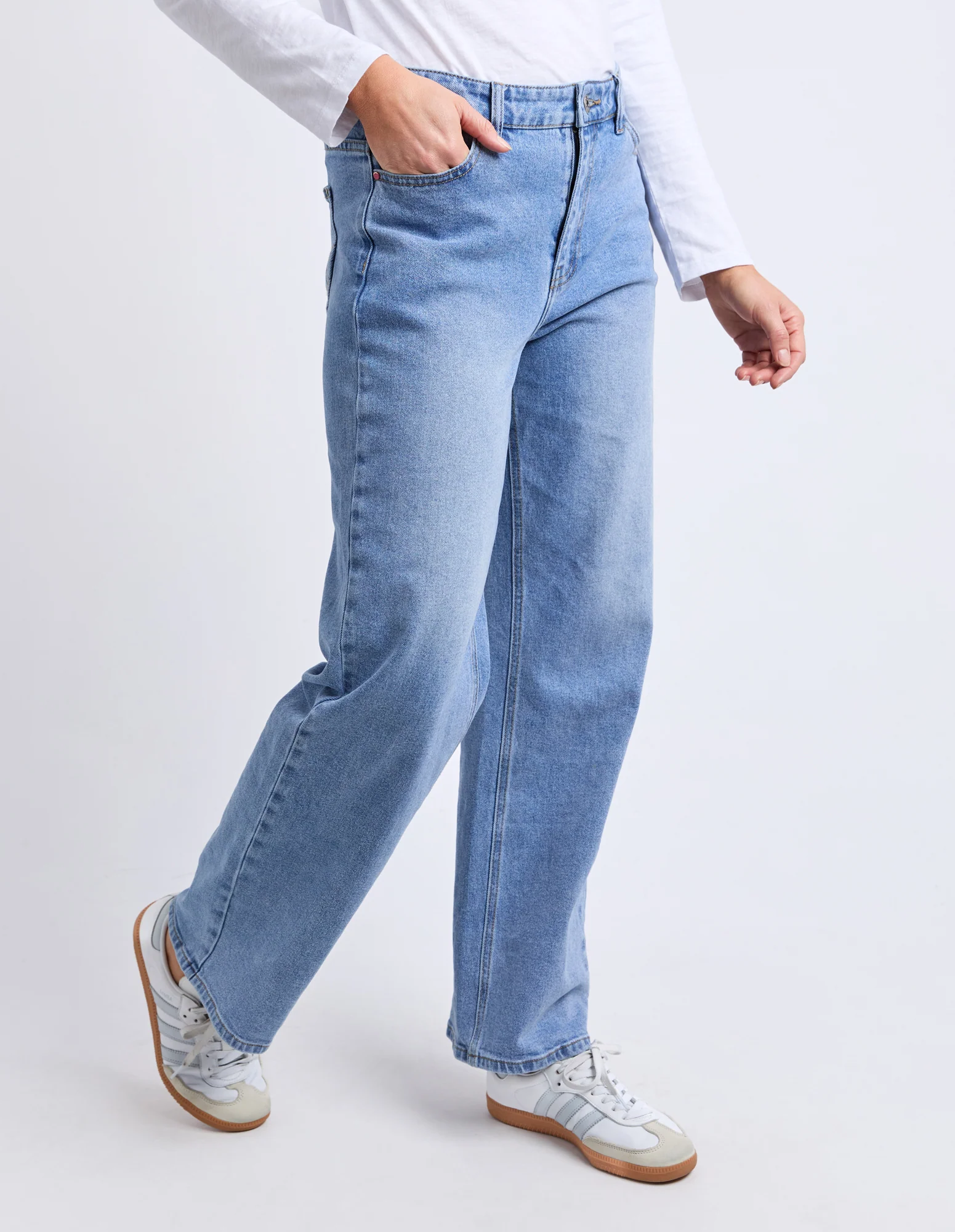 Evie Straight Leg Jean Mid Blue Wash - Image 4